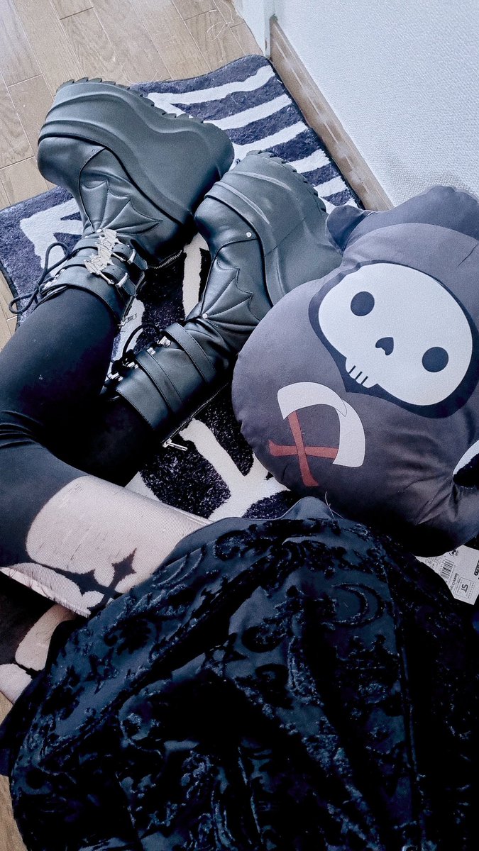 yurichan173's tweet image. Fav look of this winter🖤
Bolero @punkraveau 
Dress @ironfistclothng 
Tights EMP
Boots DEMONIA @BeserkClothing 

#ootd #witchy #nugoth #nugothgirl #goth #gothgirl #waifu #kawaiigoth #vampiregirl #vampiregoth #gothfashion #punkrave #demoniacult #platforms #gothboots