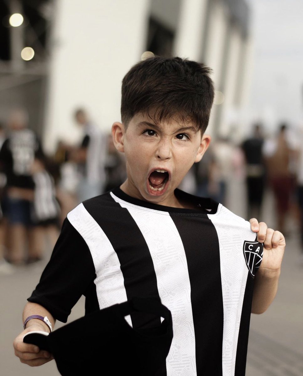 Felipe_Arco's tweet photo. PRECISO DA AJUDA DE VOCÊS PRA CHEGAR NESSA CRIANÇA DA FOTO.

Foto feita pelo @pedruclick na @ArenaMRV .

Preciso pedir autorização pra família pra colocar no painel da Via Expressa. 

Bora massa? https://t.co/TcXQIx7BNg