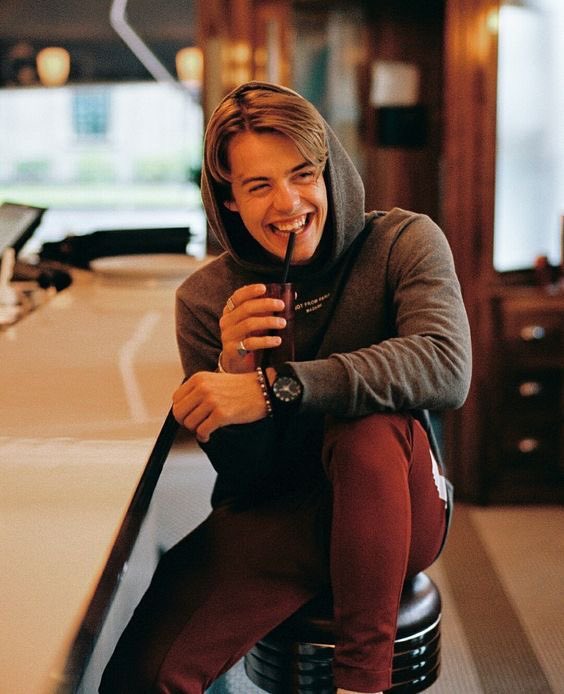 EMPIREST0FMIND's tweet image. ᅟᅟ
ᅟ 
Flagrado nesta tarde, o primeiro filho americano — Winston Alexander — estava sozinho em um café, apenas curtindo sua própria companhia, já que o namorado carioca do queridinho da América retornou para o Brasil após uma longa temporada nos Estados Unidos. (+)
ᅟᅟ
ᅟ