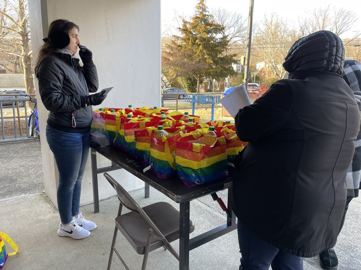 Gracias @YB4Good por la donación de comida para #HolidayGiving. More than 100 @RollingTerrace families received a meal kit. @RollingTerrace @CSconnect_MCPS