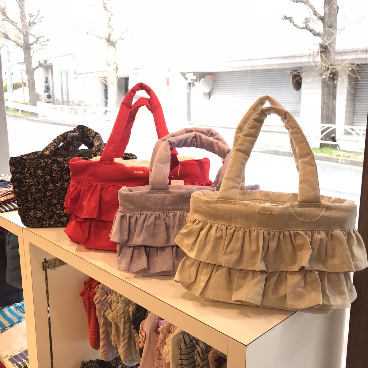 Iglow_dog's tweet photo. Parisのブランドmimttoの小型犬向け極小キャリーはパピーちゃんに大人気！シーズンによって素材や柄も変わるのでリピーターも多数！！

飛び出し防止とメッシュがついています！！
サイズや柄によって異なります。¥13750〜16280

＃ドッグキャリー
＃犬用バッグ
＃犬のキャリー
＃犬用キャリー https://t.co/Sa82ZsWAZx
