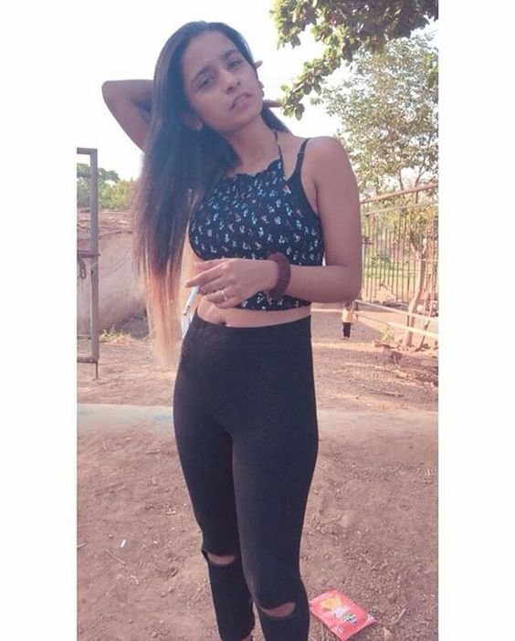 Kashish8301's tweet photo. @baby_1111111 @Niha150706 pahle aise nahi pehnti thi https://t.co/dgAYvT7iph