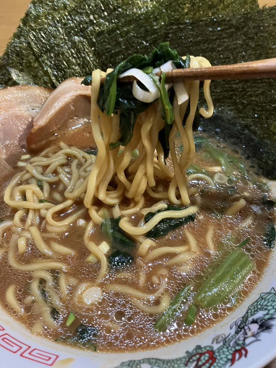 JapaneseFood045's tweet photo. マルちゃんZUBAAAN! 横浜家系醤油豚骨

友人のおすすめでいただきました！

いざ実食😆
まず、香りがすごい👍麺の弾力とちょっと強めの
醤油味が食欲そそる😍
袋麺の中でもピカイチに美味しい！

具材は チャーシュー 海苔 ネギ ほうれん草を
入れました
全て相性抜群

完飲、リピ確
#横浜 #らーめん https://t.co/7GigGZ8XZE