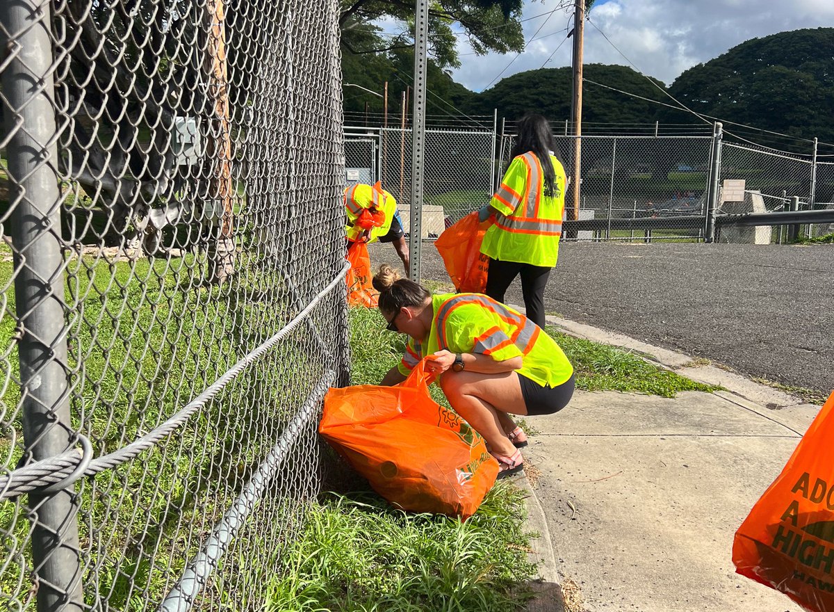 JointBasePHH's tweet photo. JBPHH CSADD conducted an Adopt-A-Highway cleanup along Bougainville Drive &amp; Radford Boulevard by the NEX Mall on January 20, 2024. Mahalo to organizers &amp; the many volunteers for their hard work! 

#JEACommittee #volunteersmakeadifference #csadd 

📸: QM3 Kelly - USS Arizona Det https://t.co/smzbvhrmfR
