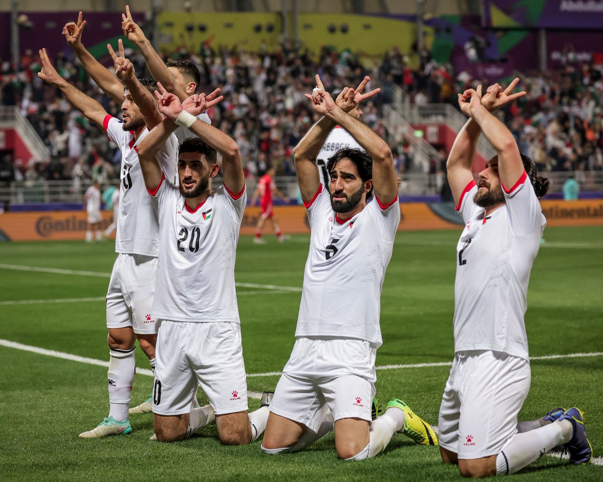 FutboliPolitica's tweet photo. 🇵🇸 Palestina hoy hizo historia al clasificarse a los octavos de final de la Copa de Asia. 
Entre tanta masacre, le dedicaron la victoria a los niños palestinos asesinados mostrando el doble signo de la paz que se usa en el cómic de Handala, un símbolo de resistencia en Palestina. https://t.co/A08LoEAdzt