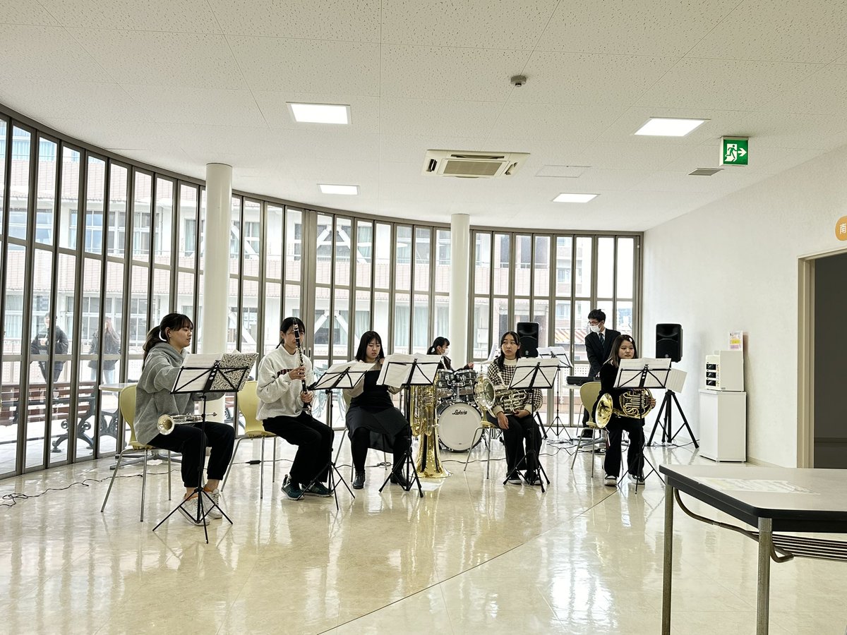 SeitanBrass's tweet photo. 今年度最後のランチタイムコンサート！
2年生の先輩方は引退されたので、1年生のみのアンサンブルでお届けしました😊 https://t.co/CdIelWNXsp