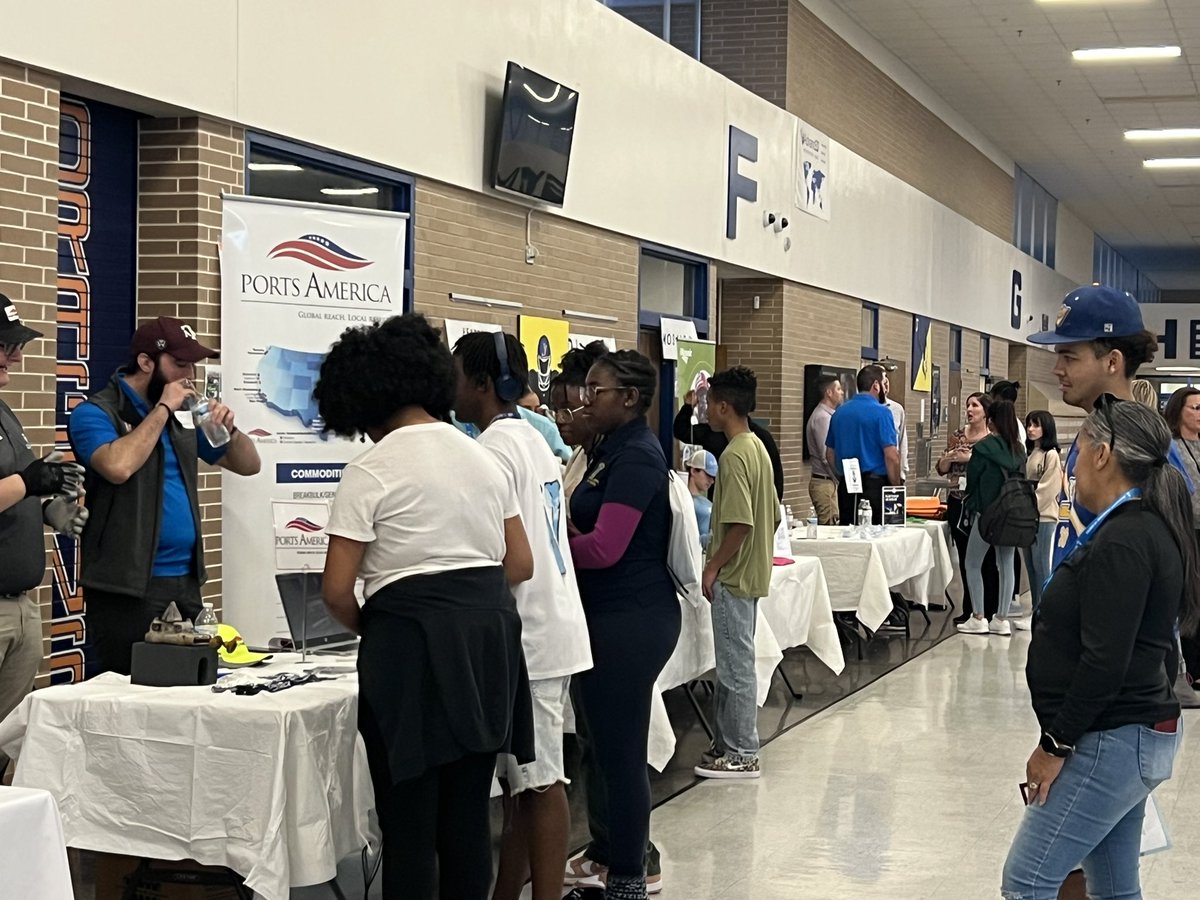SDHCMagnet's tweet image. The Maritime Expo here at @jhsmagnet is THE place to be tonight!

Partners from as far as Michigan and Massachusetts stand next to those from right here in Tampa to talk about how great this program is

If you have an offer here, #ACCEPTMagnet today

@HillsboroughSch #WeAreMagnet