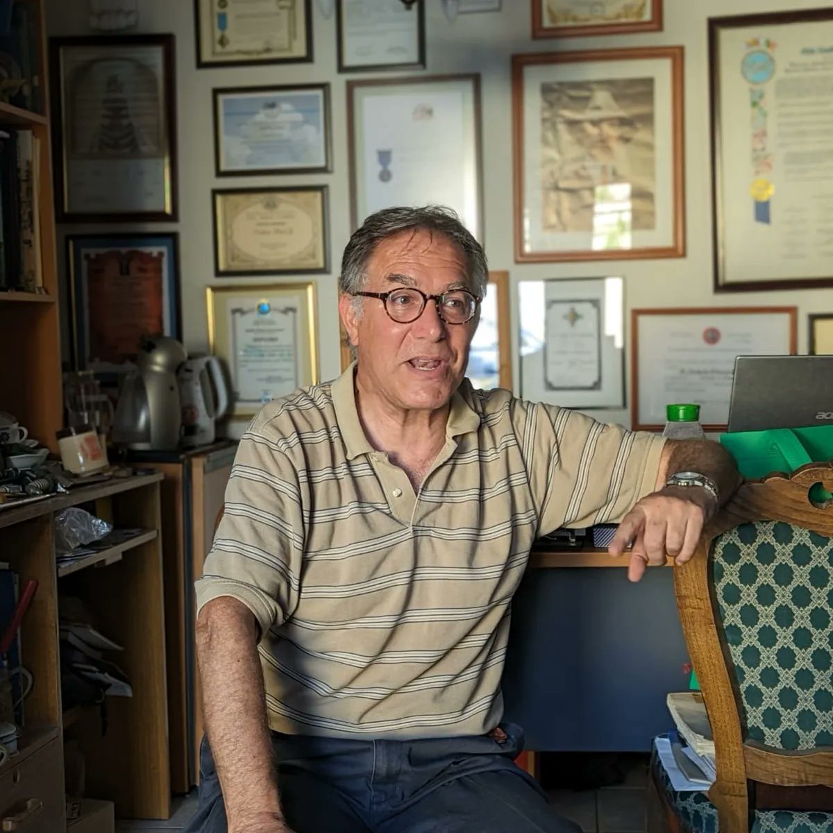 Nous avons passé l'après-midi avec <a href="/NorbertoTraub/">Norberto Traub 💚🇨🇱💙</a>, au Bureau des enquêtes historiques aéronautiques du Chili. Grand ami de "la Margotte", il nous a parlé de sa vie, de ses combats, de son héritage, et de son amour pour les 🐕