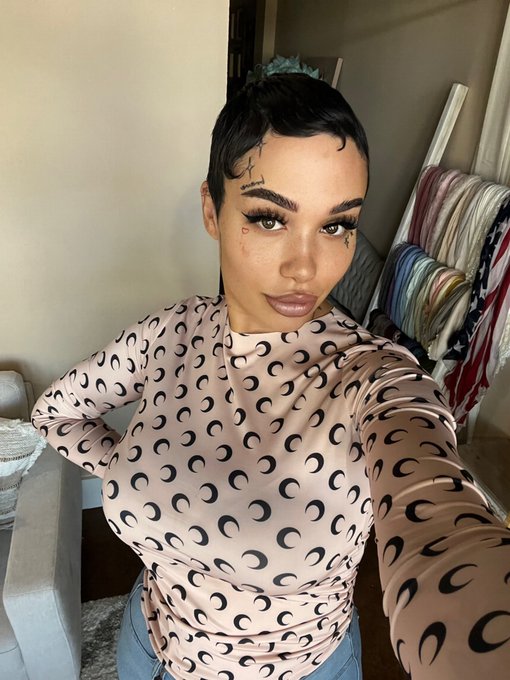 shirt on or off? https://t.co/wbqXJvwzmE