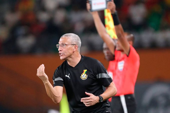 JoueursGH's tweet photo. 🚨 OFFICIEL : La Fédération ghanéenne a annoncé que Chris Hughton avait été démis de ses fonctions d'entraîneur de l'équipe nationale avec effet immédiat.  La fédération a également pris la décision de dissoudre l'équipe technique des Black Stars. https://t.co/JjfyJnNVL9