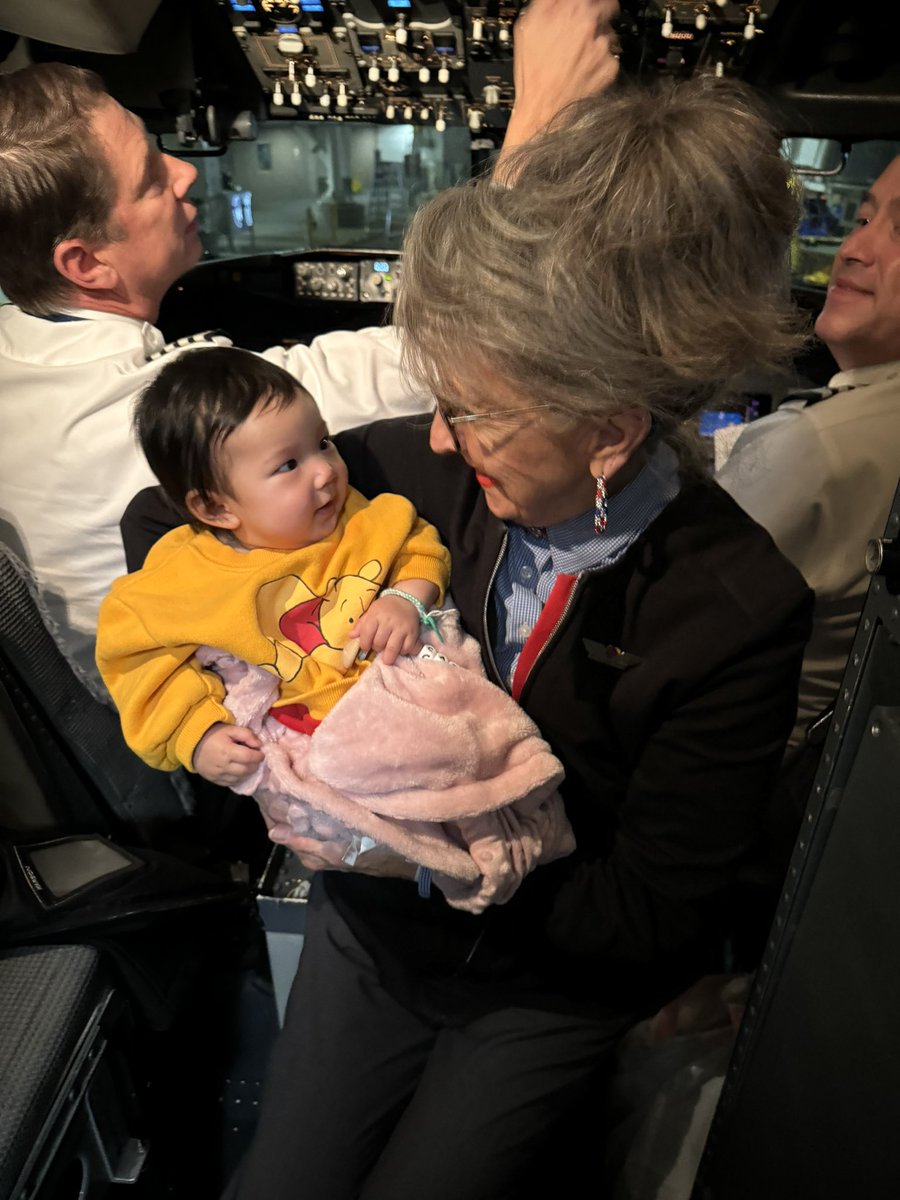 CaseyxBo's tweet photo. thank you FA Juls on flight 1101 from MCO✈️DAL for not only giving babygirl her wings, but also making a special announcement &amp; moment for her 😭❤️💙 @SouthwestAir https://t.co/gW0TFiC6GI