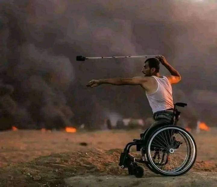 Bir taş at. 
Bir taş daha at. 
Bir şiir ateşle. 
Bir yumruk yükselt. 
Sesini yükselt!!!
#GazaStarving