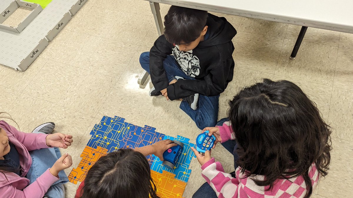 Ocelotscode's tweet image. ๐คAdvanced Sequencing with Botley 2.0 in the coding lab had Ocelot coders a-MAZE-d! #OcelotsCode #Coding108