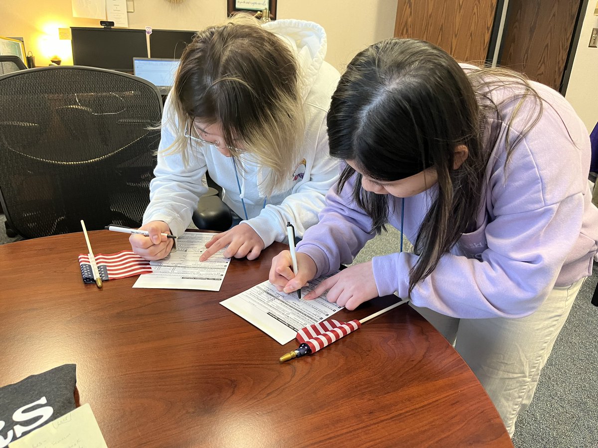 🇺🇸 Two of our @AliefKerr students just became US citizens and are ready to exercise their right to vote! 🎉 Join us in welcoming them to the democratic process. 🗽✨ #NewUSCitizens #FutureVoters #CivicEngagement #ProudPrincipal @AliefISD