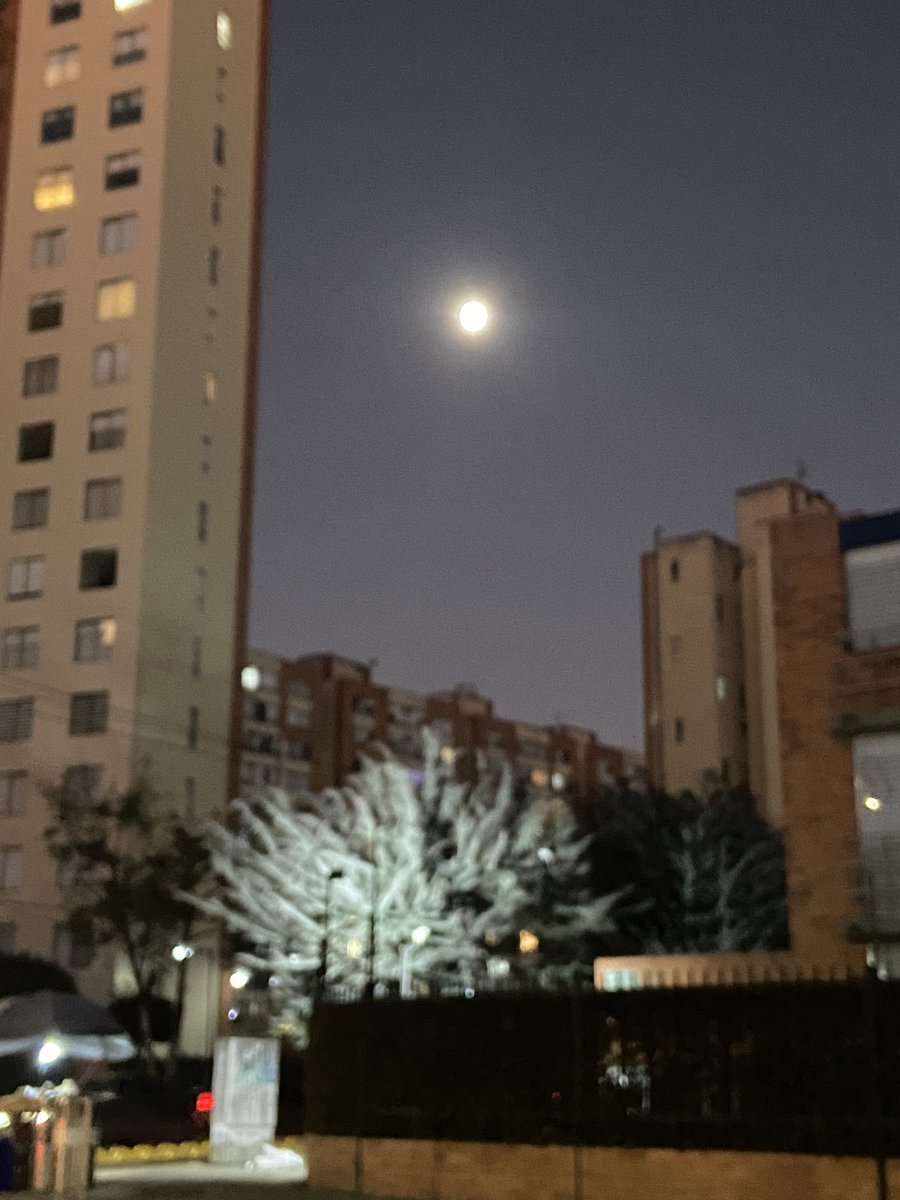 ProfeLRodriguez's tweet image. Después de un día caluroso, en Bogotá tenemos una noche despejada ahora que se acerca la luna llena 🌕 
Eso sí, bajará bastante la temperatura durante la madrugada.