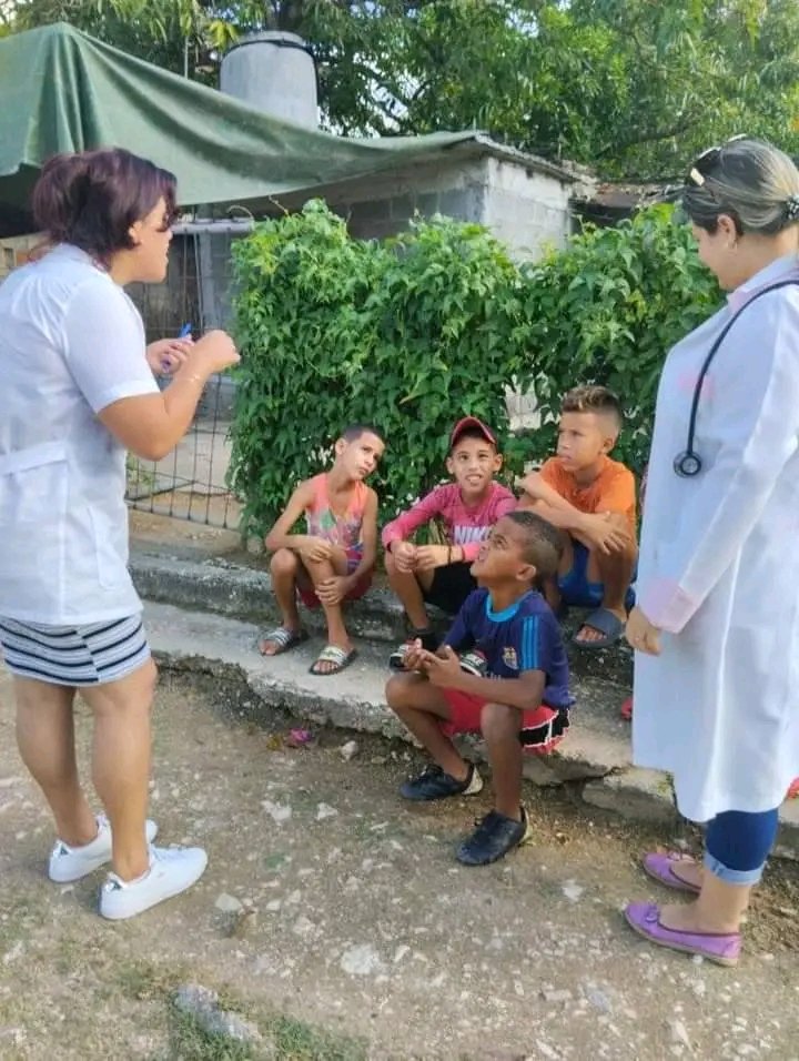 CharchavalY's tweet image. La salud pública al servicio de la comunidad, los profesionales de este sector en #Jiguani todos los días hacen #PorCuba @DiazCanelB @DrRobertoMOjeda @YudelkisOrtizB