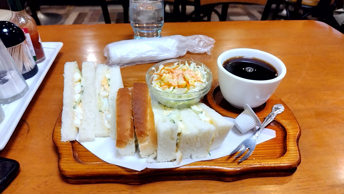 おはようございます。
名古屋モーニング。毎回ここに来てしまう。なぜならこれで500円！
350円でコーヒートースト、ゆで卵という選択肢もある。
さ、会社行くか。