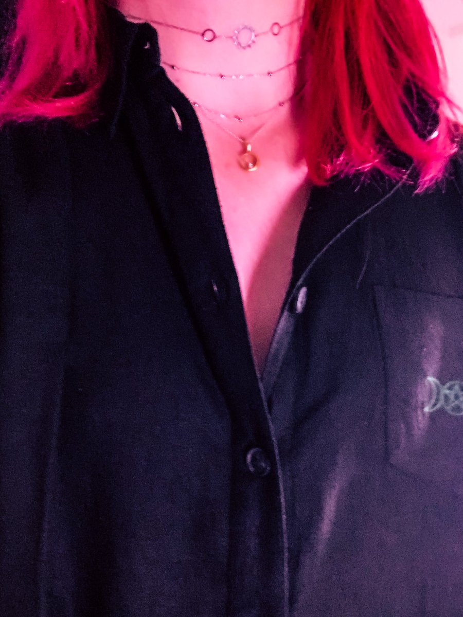vsvalentines's tweet photo. Pinning this bc I got nothing else I wanna pin and I still really love this shirt &amp; need it to get warm so I can wear it out https://t.co/zVG9zWM0PL