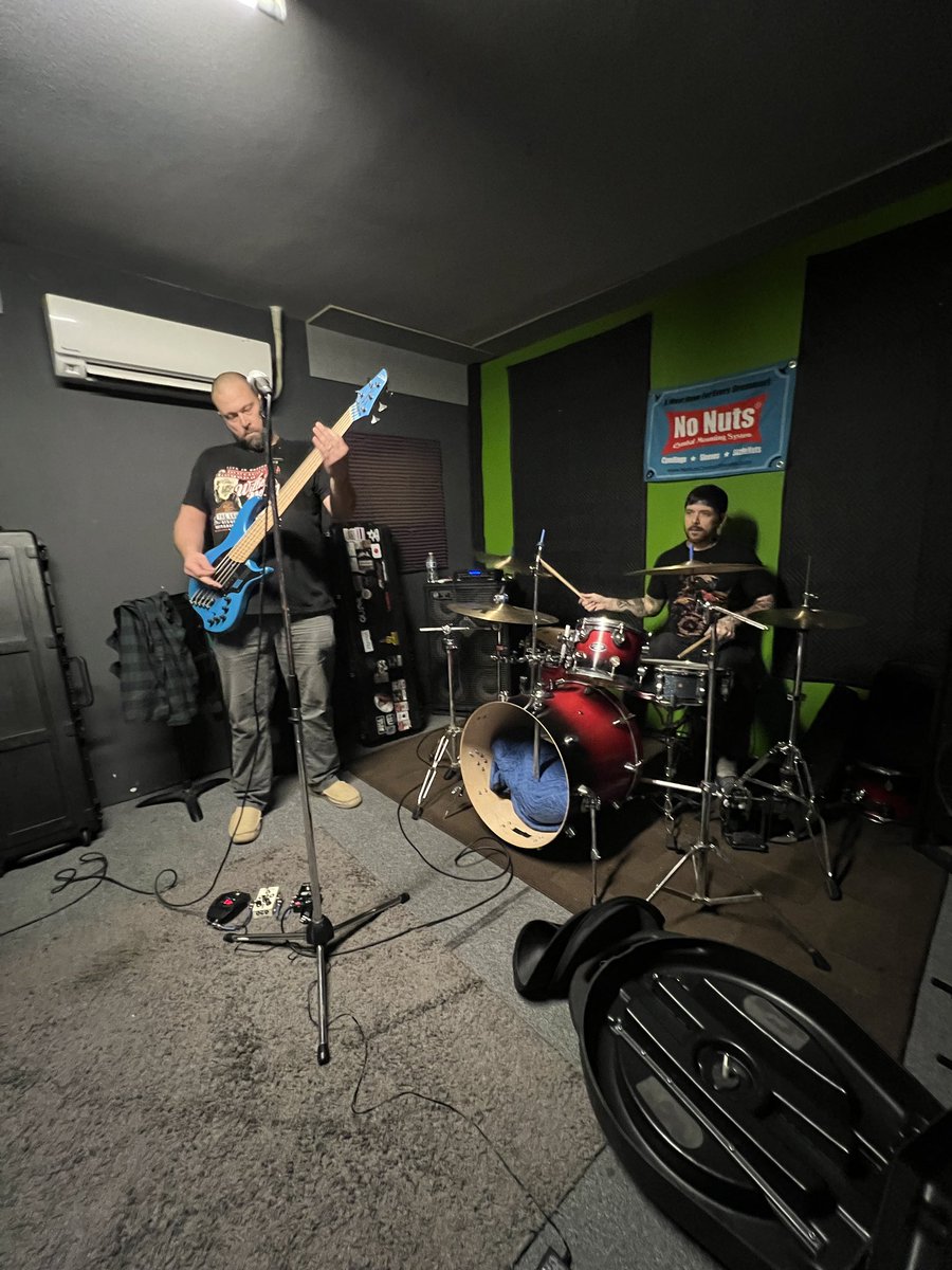 QUORMusic's tweet photo. Late Night Rehearsals ➡️➡️➡️

#QUOR #metalallegiance #namm #thenammshow #nammshow https://t.co/qJui6SU2kU