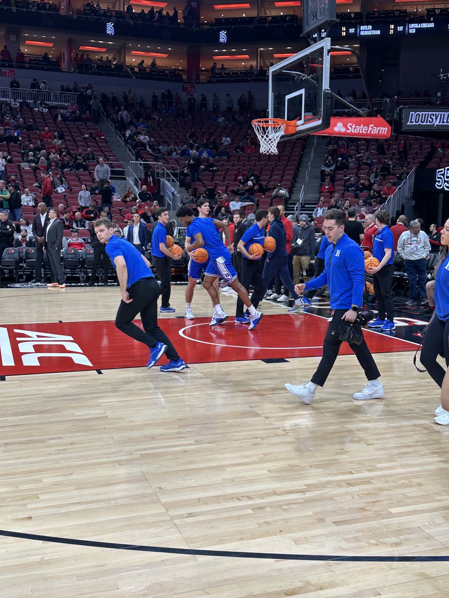 terrymeiners's tweet image. It’s ⁦@LouisvilleMBB⁩ vs ⁦@DukeMBB⁩ now ⁦@kfc_yumcenter⁩ #ACC #ACCnetwork @840WHAS