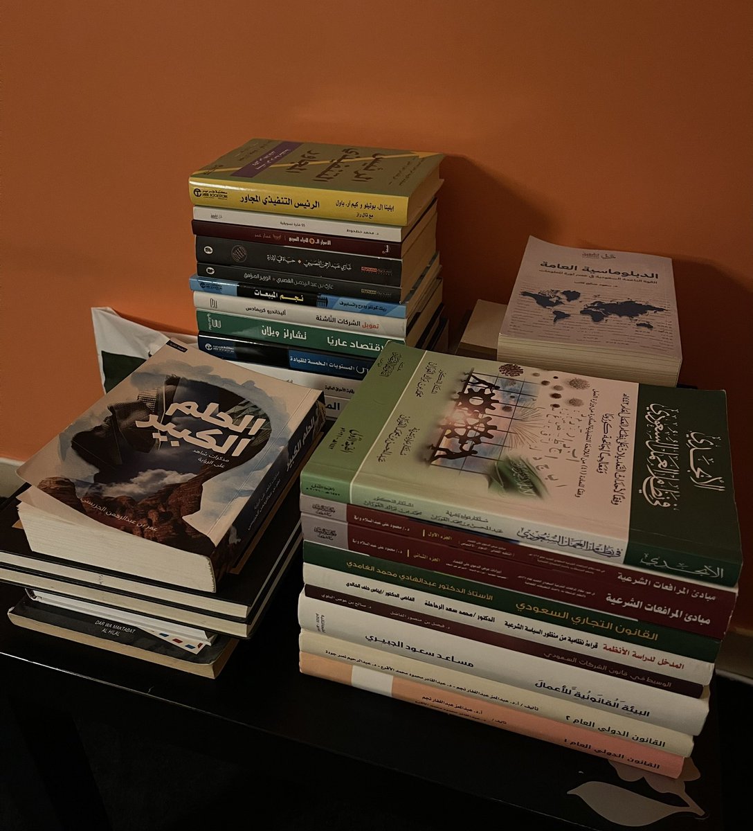 منظر يفتح النفس ♥️

وجهة نظري بقراءة كتابين بنفس الفترة .
- الكتاب الاول قراءة تعلم 
"تقرأ كتاب في مجال تخصصك" 
- الكتاب الثاني قراءة للمتعة .
"تقرأ كتاب بأي مجال"