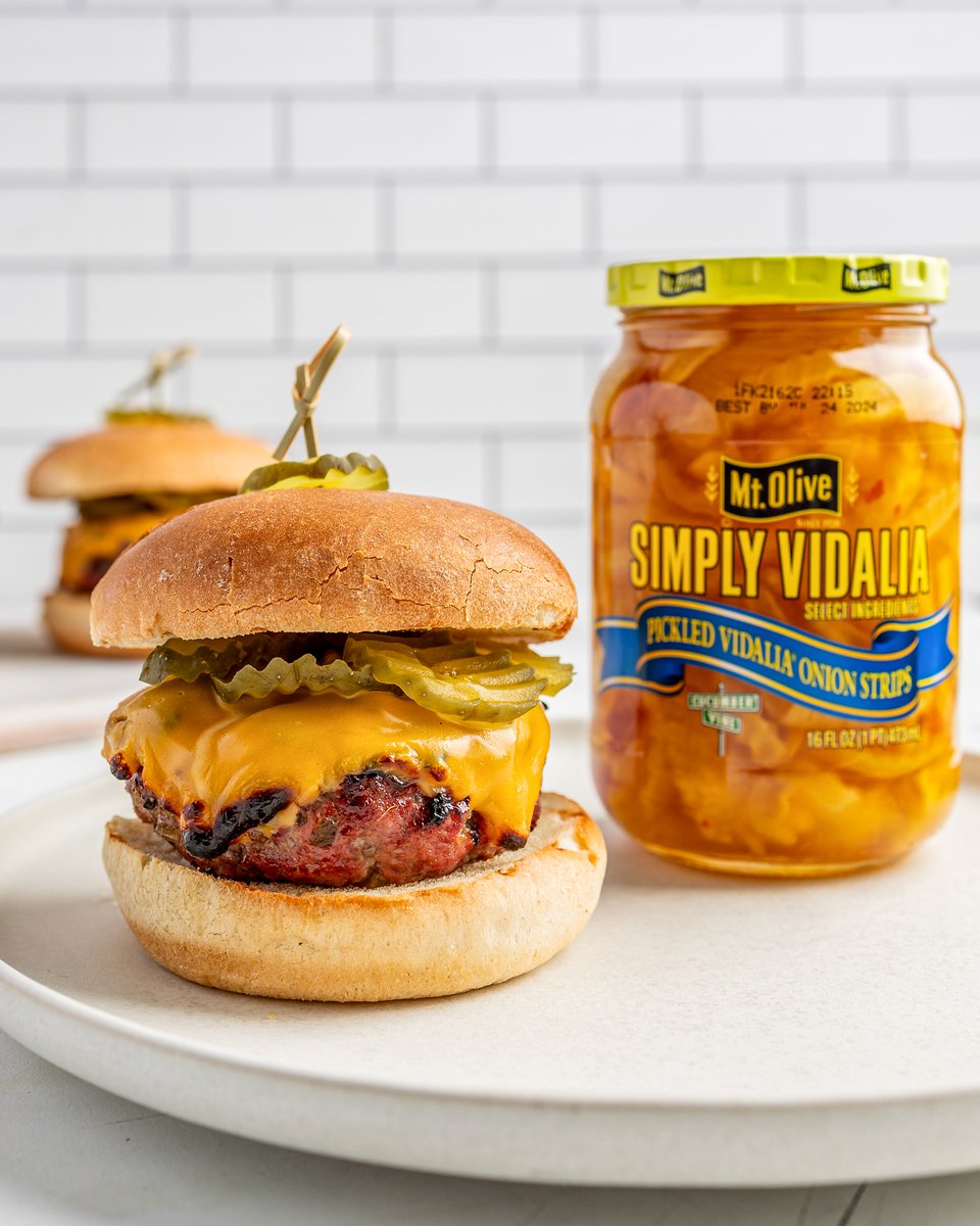 💥 🧅 Mt. Olive Simply Vidalia Pickled Onion Strips take average burgers to the NEXT LEVEL!

🍽 Recipe: mtolivepickles.com/recipe-items/p…

#Burgers #Cheeseburger #Cheeseburgers #Grilling #BurgerLovers #Pickles #KosherDill #HamburgerDillChips #SimplyVidalia #PickledOnions  #VidaliaOnions