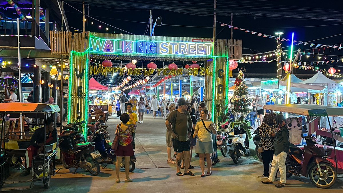 AEndlessJourney's tweet photo. Located on the north of Koh Lanta Yai is the walking street night market. It’s open every evening from October to March. It has plenty of shopping and food for pretty much any taste. It’s a nice break from the beaches. #travel #Thailand #kolanta https://t.co/54YVxrwZh2