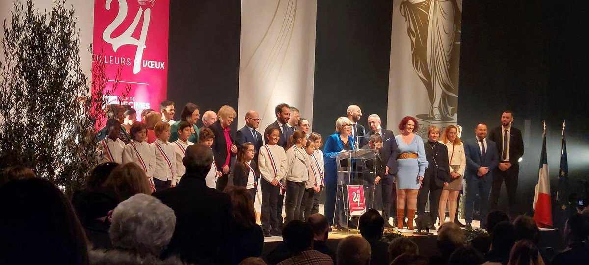 Fier de partager mes vœux sous les couleurs de l'unité et de la fierté nationale, devant plus de 1000 personnes. Merci à chacun de vous pour votre présence exceptionnelle. Ensemble, tissons un avenir vibrant aux couleurs du bleu, blanc, rouge ! 🇫🇷✨ #decinescharpieu #Vœux2024