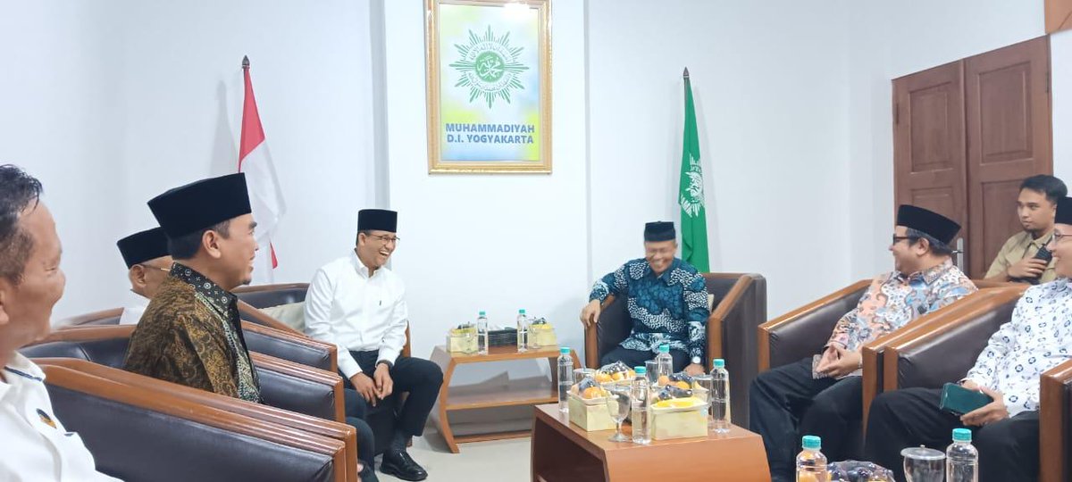 Kemarin Sore, 230124... PWM DIY menerima kunjungan Pak Anies... kami berbicara santai, hangat dan akrab. Muh menympaikan tentang nilai Muh dan khittah dalam kehidupan berbangsa dan bernegara. Muh tenda besar yang siap berkolaborasi dgn elemen bangsa dalam memajukan peradaban.