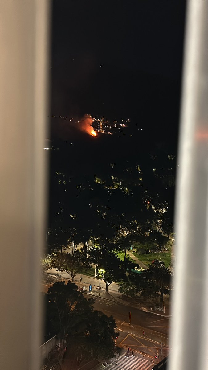 Ayuda!! Acabo de ver despertar este incendio sobre lo que parece ser la circunvalar con calle 42. <a href="/BomberosBogota/">Bomberos Oficiales de Bogotá</a> <a href="/DefensaCivilCo/">DefensaCivilColombia</a>