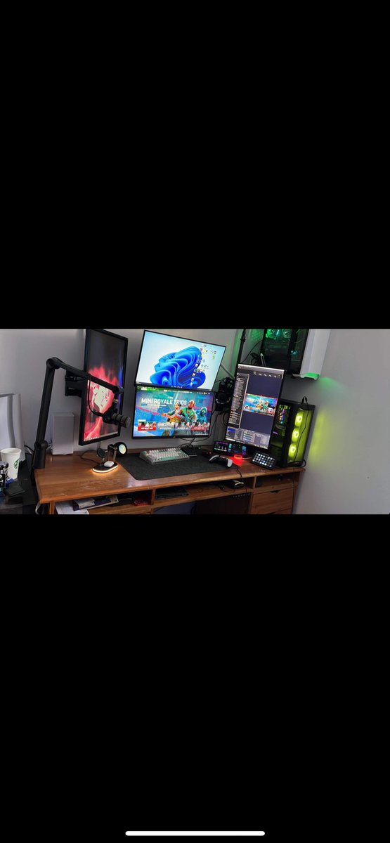 MelvinTheOG's tweet photo. @HusKerrs Dual PC setup (gaming: 3080ti, R7 5800x) with stream lightning, GOXLR audio, 4 monitors (1440p, 170hz, 2ms) , Insane Fiber, comfortable chair. 

15 min uber from the venue / 8 miles (fenway). 

You’re welcome to fry on it! Lmk https://t.co/oINdlIdAqb