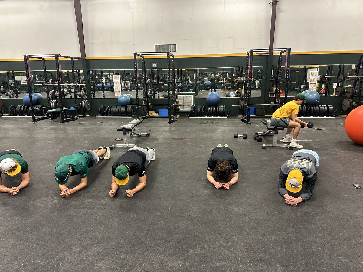 Michael03J's tweet photo. Pitchers getting in some work after practice today💪🏻⚾️ https://t.co/dpnLM3tMPK