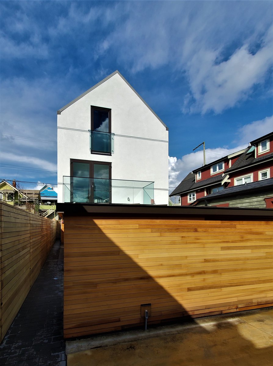 shapearch_'s tweet image. From the vault: sharing some exclusive shots of our Keefer Street Development in the Strathcona neighbourhood. This project consisted of a three-unit building on an infill site, as part of a heritage revitalization agreement.

#SHAPEArch #SHAPEArchitecture #fromthevault