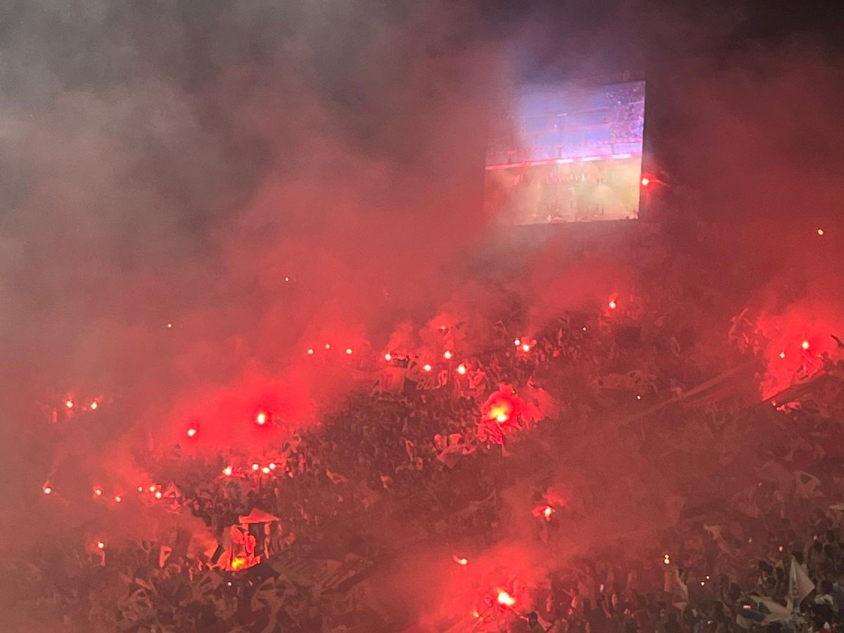 Incendio forestal ?

No, 

ES LA PRIMER HINCHADA DEL MUNDO