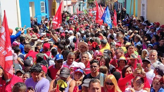 rafaellacava10's tweet photo. Furia Bolivariana en Valencia totalmente desbordada. Aqui nadie se rinde. Q viva el espíritu de lealtad hacia el pueblo del 23 de enero. No más traiciones. Aquí nadie se rinde. Q viva Carabobo 🦇🦇🦇 https://t.co/TXvNAndMDk