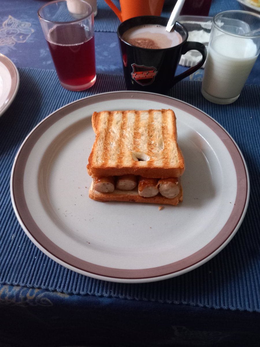 JuhaTenhonen's tweet photo. #äijävälipala #Snellman #cheddar #grillattu #linkosuo #juustopaahto molemmat #punalappusii #ravintolakreetaadria #tzatziki 
#hetelmii #Sinuhe #pullapitkokermallajamansikkahillolla #punalappusii https://t.co/Bl7fzJj9Io