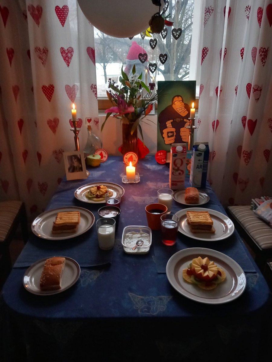 JuhaTenhonen's tweet photo. #äijävälipala #Snellman #cheddar #grillattu #linkosuo #juustopaahto molemmat #punalappusii #ravintolakreetaadria #tzatziki 
#hetelmii #Sinuhe #pullapitkokermallajamansikkahillolla #punalappusii https://t.co/Bl7fzJj9Io
