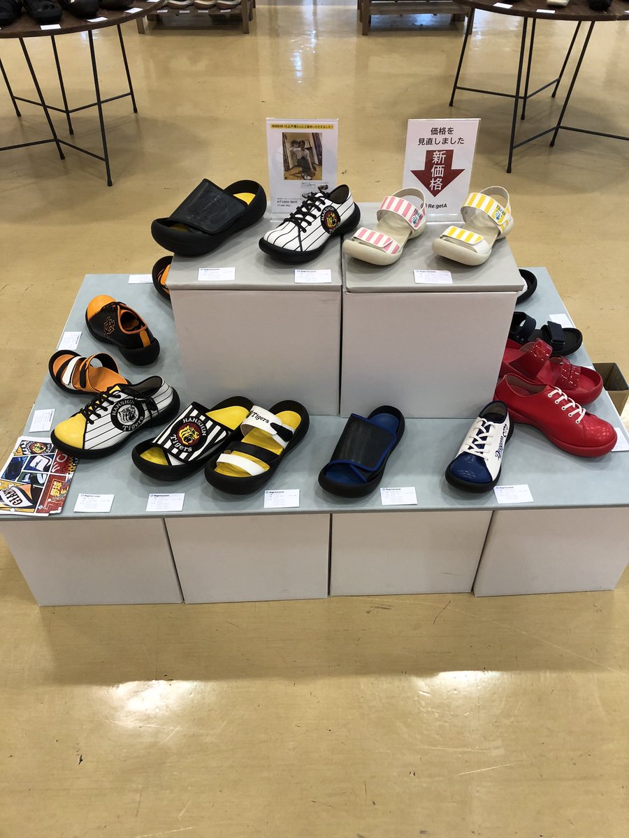 Kitchen_sneaker's tweet photo. おはようございます！

今日から2日間、神戸グランドシューズコレクションの展示会ですー

プロ野球12球団コラボのサンダルとスニーカー、リゲッタの新作を案内しています！

入社から注力していたインソールはおかげさまで昨年、年間20万足まできましたー
今年もよいご報告ができるように頑張ります！ https://t.co/4LqZTWsk9N