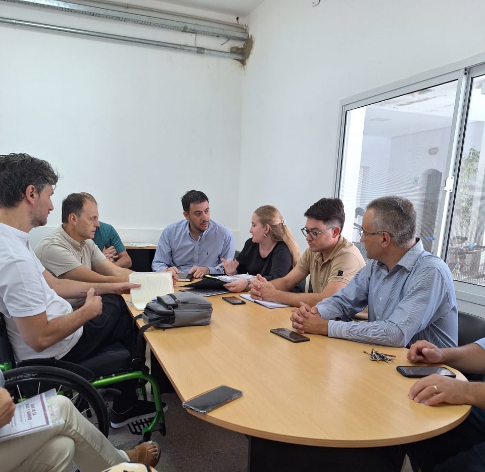 RPSoques's tweet photo. Junto a  Luciano Fontana Acompañamos a la ministra @vicky_tejeda en su visita a  Cañada de gomez. Vamos a trabajar en conjunto   con la nueva gestión de @matiaschale para mejorar la realidad de su ciudad. Gracias @HugoRasetto por su presencia https://t.co/0nxqewOEUv