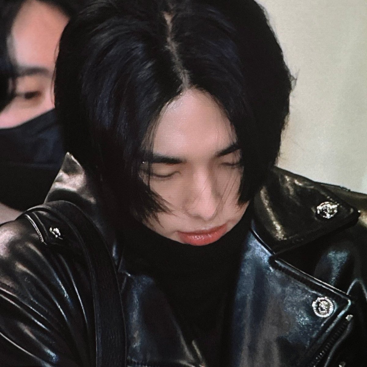 ㅤ
good afternoon .. i had to cover up because my scales are getting so irritated as of late ..
ㅤ