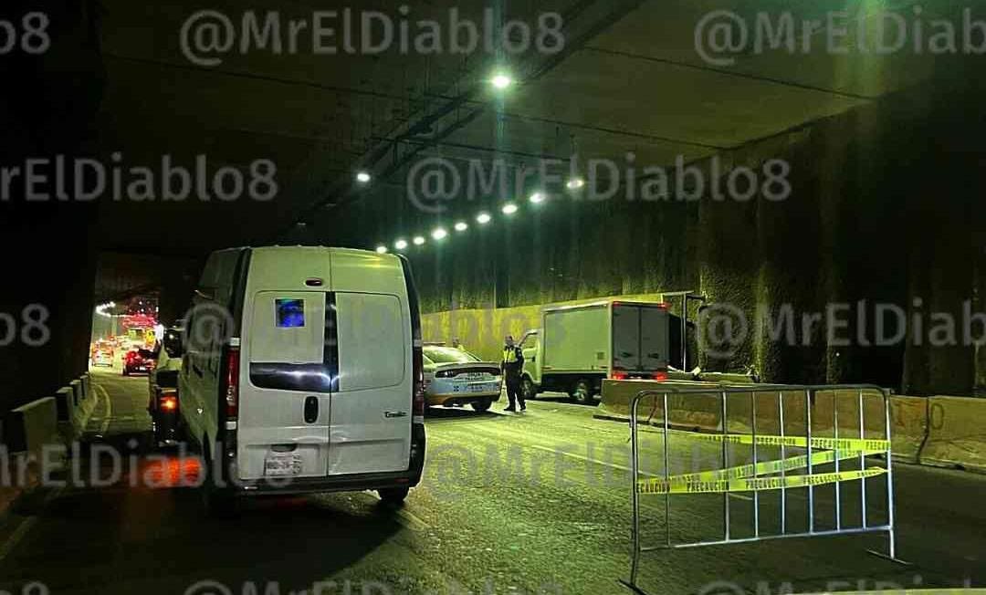 Personal de la Subsecretaría de Control de Tránsito de la <a href="/SSC_CDMX/">SSC CDMX</a> cierra dos de tres carriles de Periférico dir. al norte, están escondidos en el bajo Puente de Paseo de la Reforma; la Ciudad de cabeza y con este cierre sin motivo aparente está de la chingada, mal, lo que