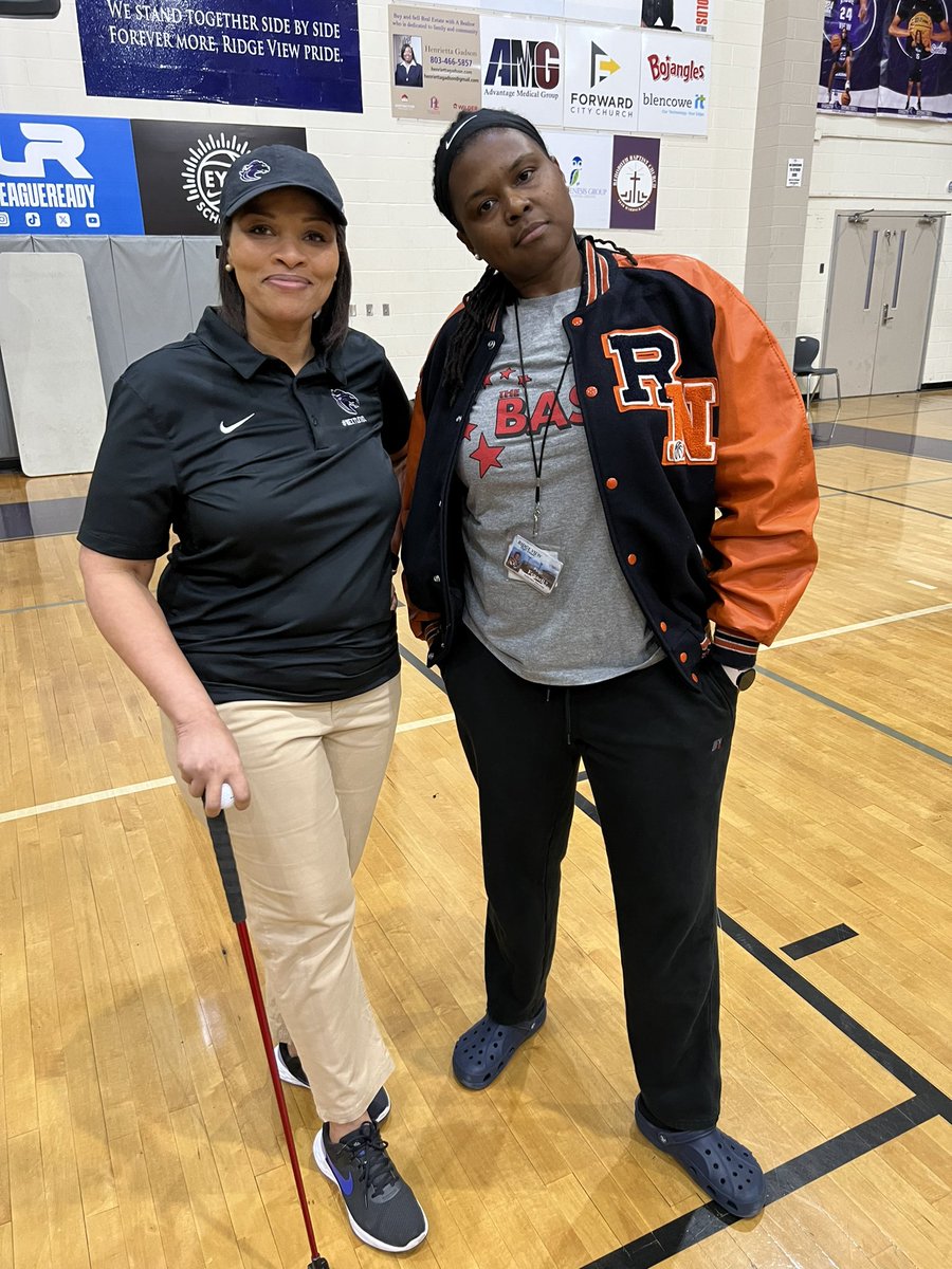TriyaFordtough's tweet photo. Dress like a coach/athlete dress day was entertaining.. Ridge View Blazers are amazing! @rvhs @RidgeViewSports @RidgeViewHoops @RidgeView_StuCo https://t.co/TC2kVxi6dJ