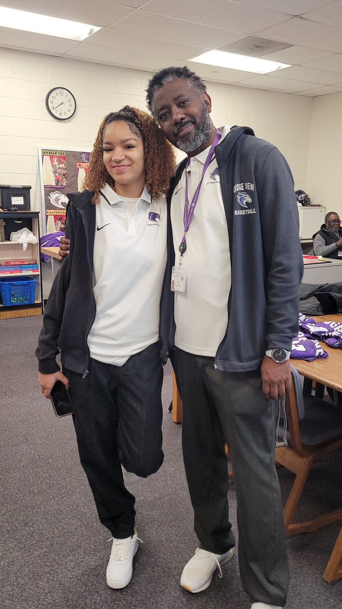 TriyaFordtough's tweet photo. Dress like a coach/athlete dress day was entertaining.. Ridge View Blazers are amazing! @rvhs @RidgeViewSports @RidgeViewHoops @RidgeView_StuCo https://t.co/TC2kVxi6dJ