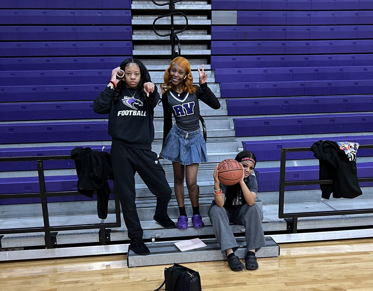 TriyaFordtough's tweet photo. Dress like a coach/athlete dress day was entertaining.. Ridge View Blazers are amazing! @rvhs @RidgeViewSports @RidgeViewHoops @RidgeView_StuCo https://t.co/TC2kVxi6dJ