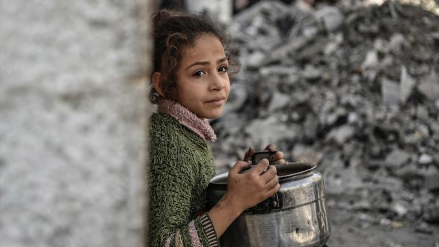 This girl is not hungry because of famine!
Hungry because of Zionism!
#GazaStarving