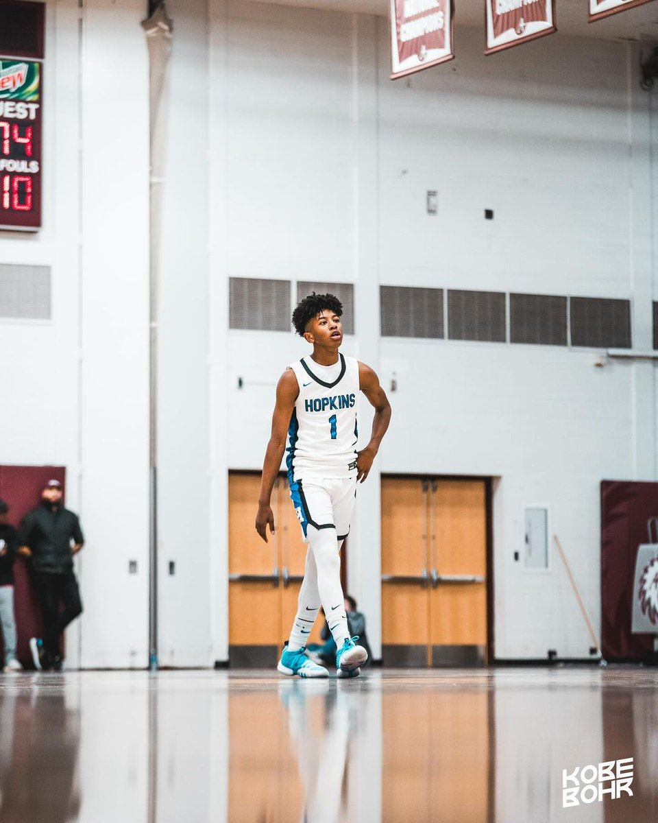 5'9 2028 Tre Moore is already seeing varsity minutes for Minnesota power @HopkinsRoyals as an 8th grader. Blazing speed, nice patiemce coming of ball screens, and made some high level diagonal passes. Younger bro of big time '26 PG Jayden Moore.
