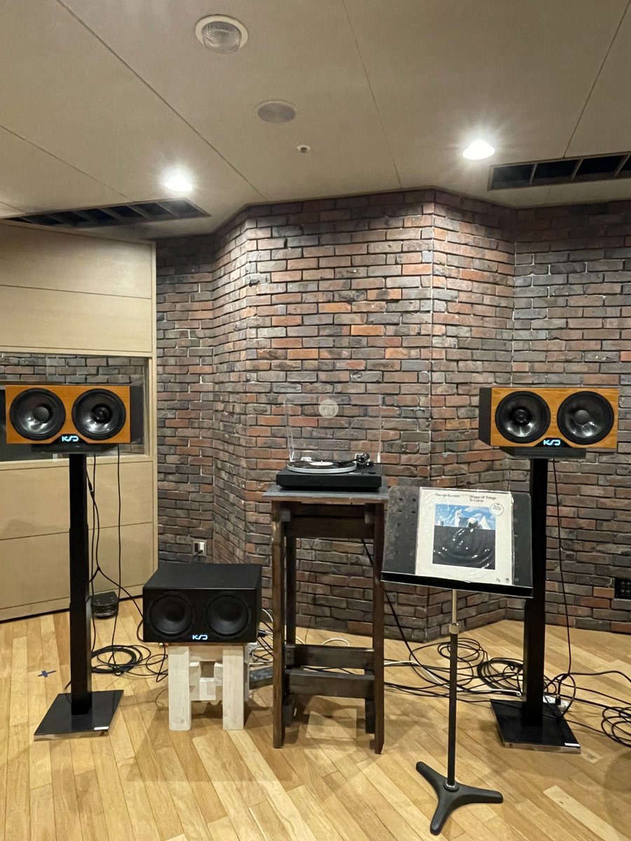 technos_onkyo's tweet photo. ご無沙汰しております🎵
本日、第一録音スタジオにてスピーカー視聴会というイベント行っております！
普段自分が聴いている音楽を様々なスピーカーで聴き比べをしたり、レコードプレーヤーも用意しているので極上で音を楽しめます✨✨
現在絶賛準備中ですが一般の方も学生も卒業生もお待ちしてます！ https://t.co/ryBi2I3jNH
