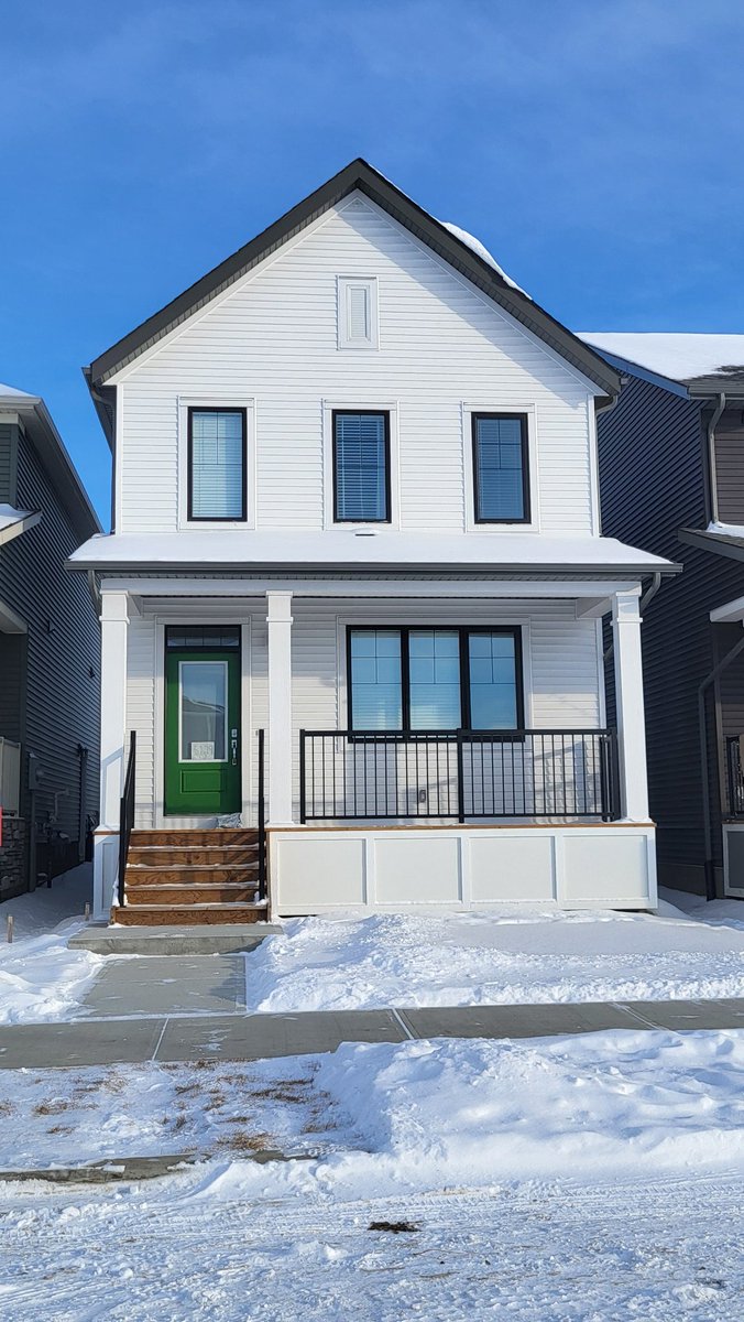What do we think of the funky green door on this classic white home design?

#yegre #yeghomes