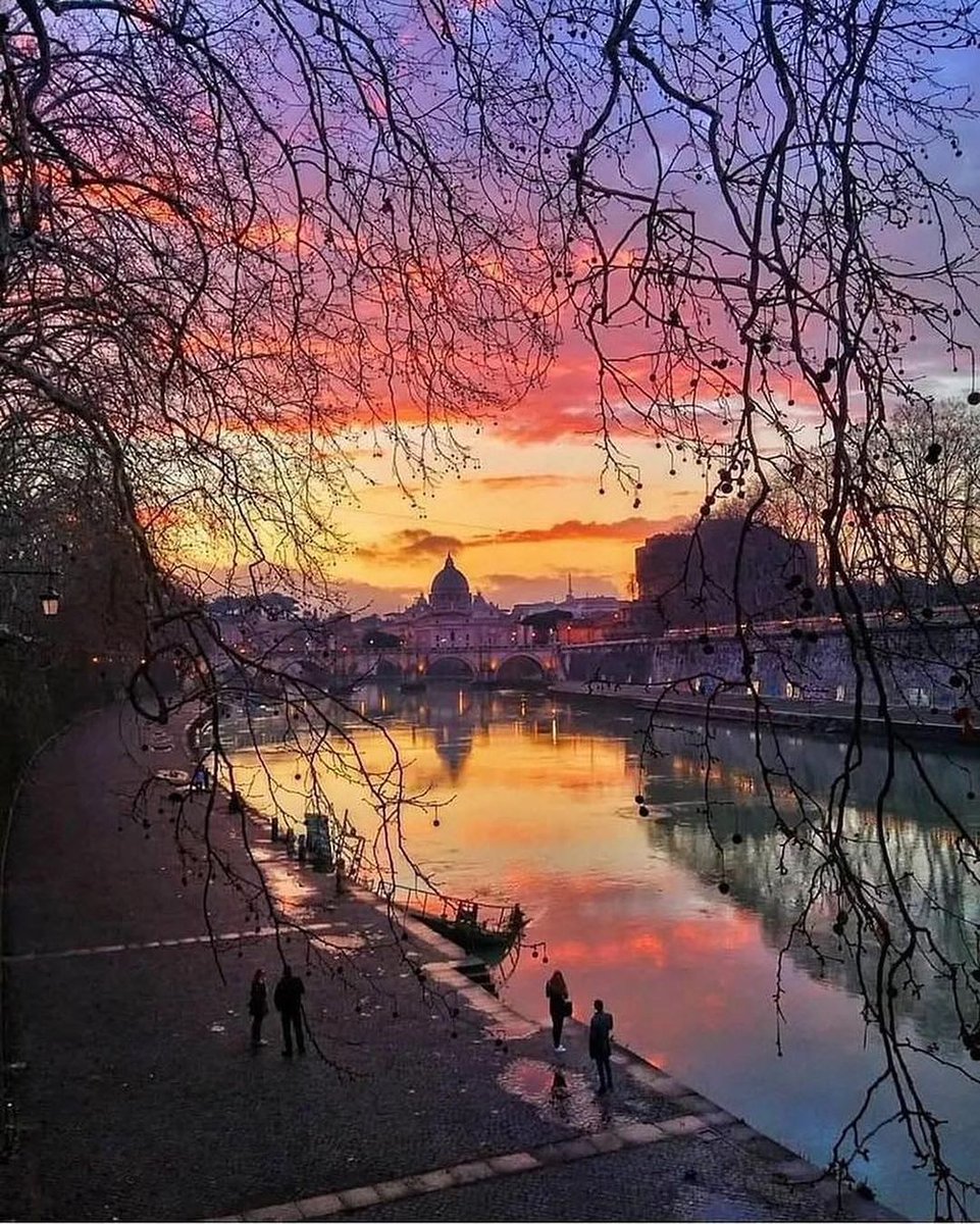 Sunset light is warming up cold winter Rome, Italy 

📷by Alejandro Bendeck @bendeckalejandro 

#winter #coldseason #travel