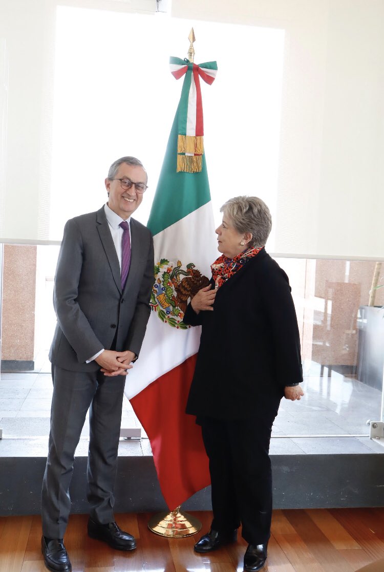 Hoy tuve el privilegio de ser recibido por la Canciller Alicia Bárcena a quien le manifesté mi hondo agradecimiento por su apoyo para ser electo como juez de la CIJ. Quedo a la orden de la Cancillería que ha sido mi casa por los últimos 40 años. <a href="/aliciabarcena/">Alicia Bárcena</a> <a href="/SRE_mx/">Relaciones Exteriores</a>